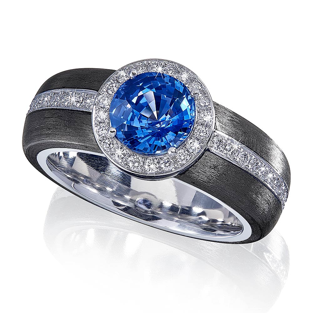 Ring in Hart Platin mit Carbon-Einlagen und blauem Saphir 1,90ct., Messerer Juwelier Zürich