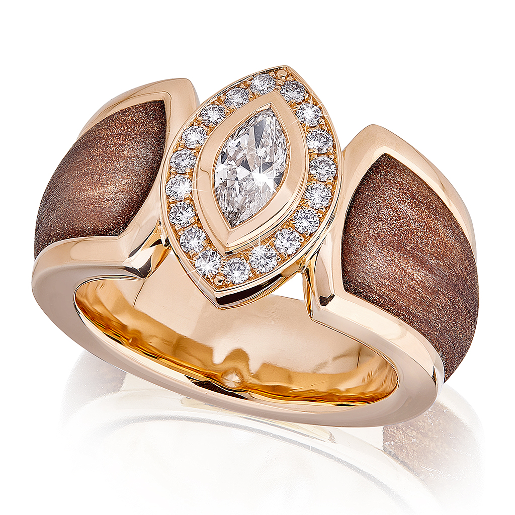 Ring in Roségold mit "Palisander-Fibre", Diamant Navette & 18 Brillanten, Messerer Juwelier Zürich