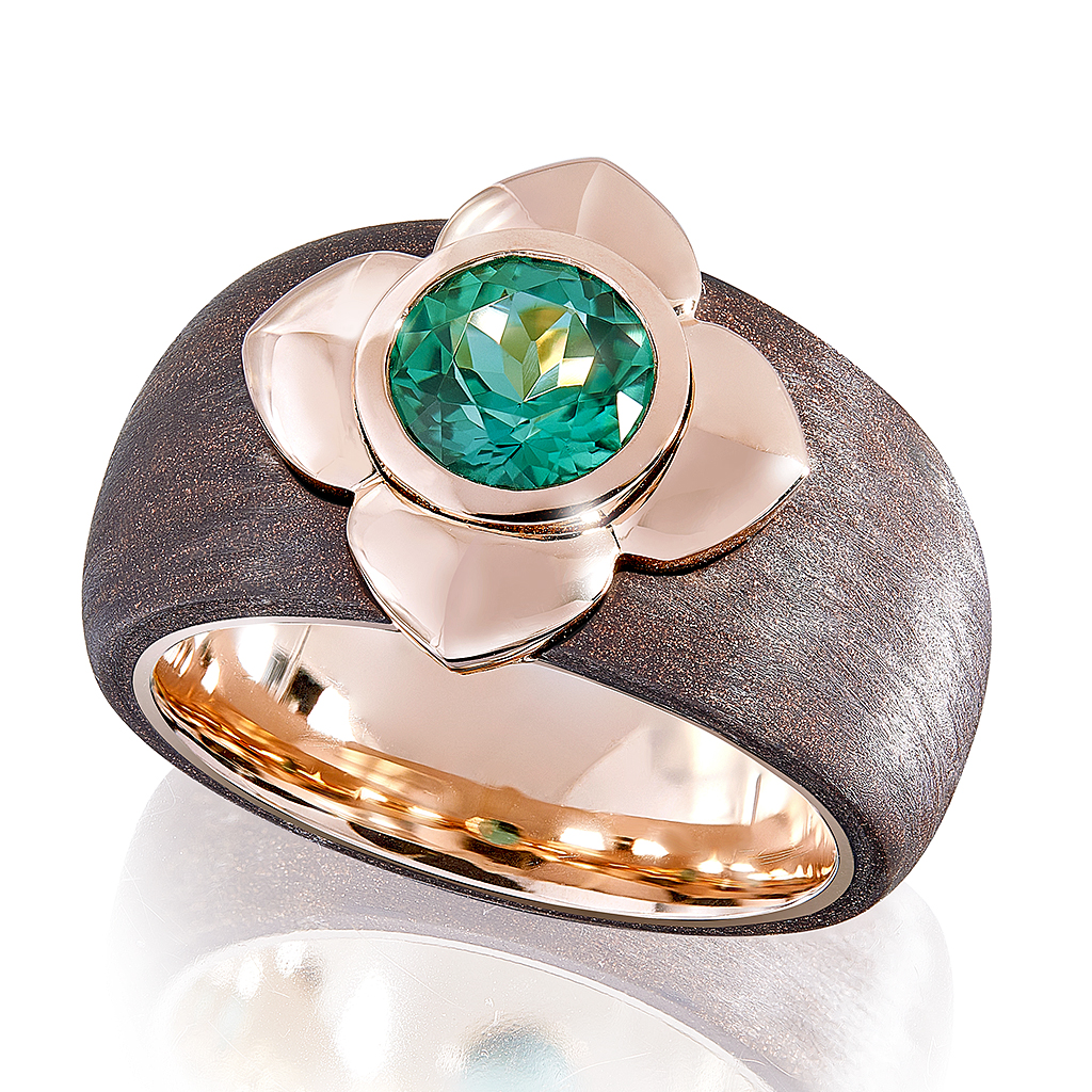 Ring in Rotgold mit "Cocobolo-Fibre" und grünem Turmalin 1,27ct, Messerer Juwelier Zürich