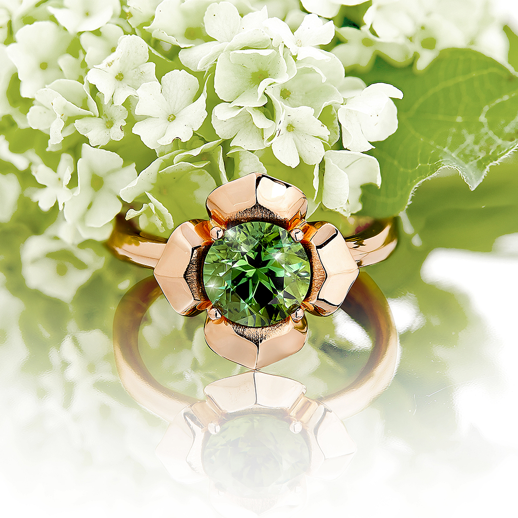 Blumen-Solitaire Ring in Roségold mit grünem Turmalin, Messerer Juwelier Zürich