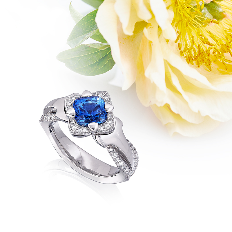 Ring "Mona" in Platin mit blauem Saphir 2,1ct. und 60 Brillanten, Messerer Juwelier Zürich