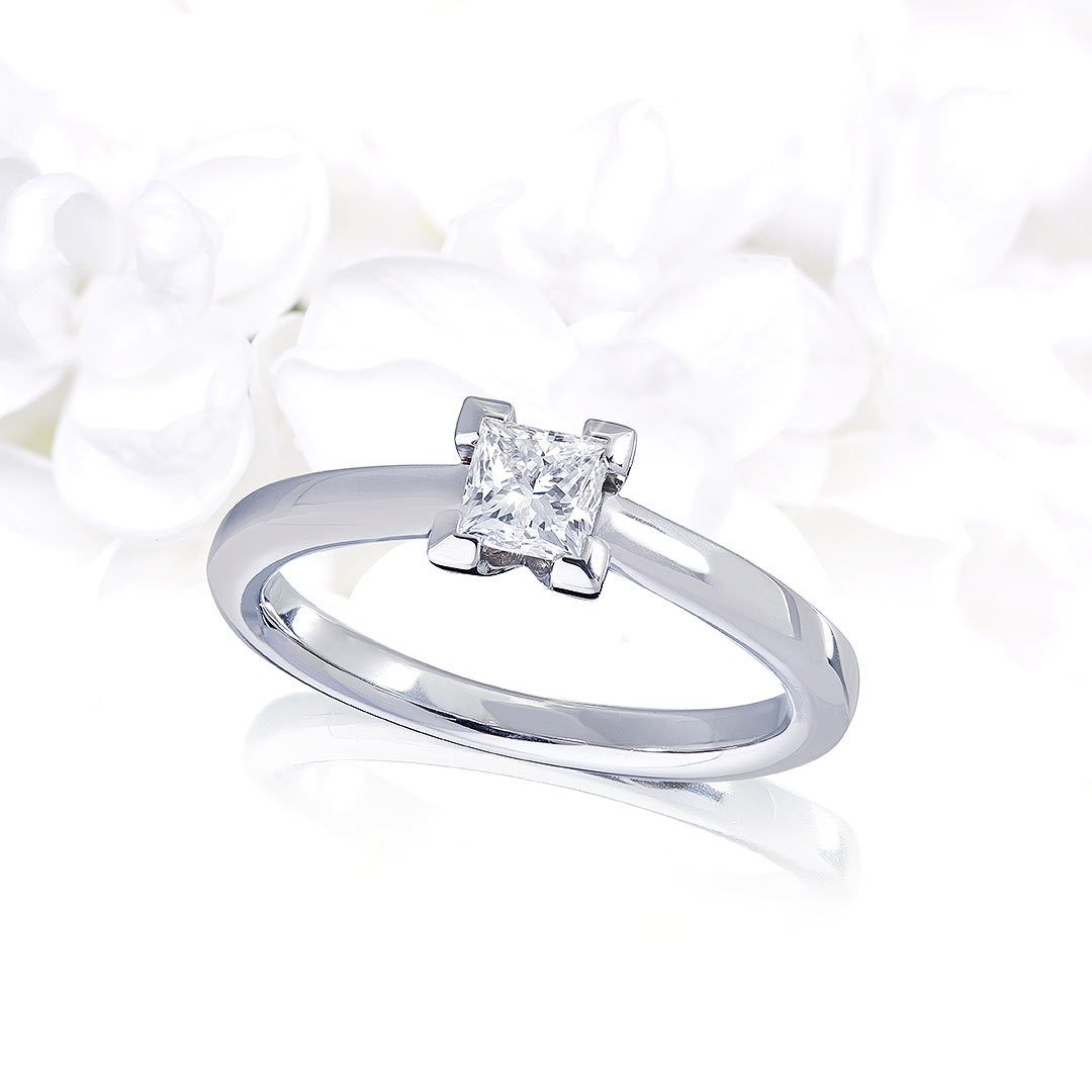 Solitaire in Platin mit "Princess"-Diamant 0,43ct., Messerer Juwelier Zürich