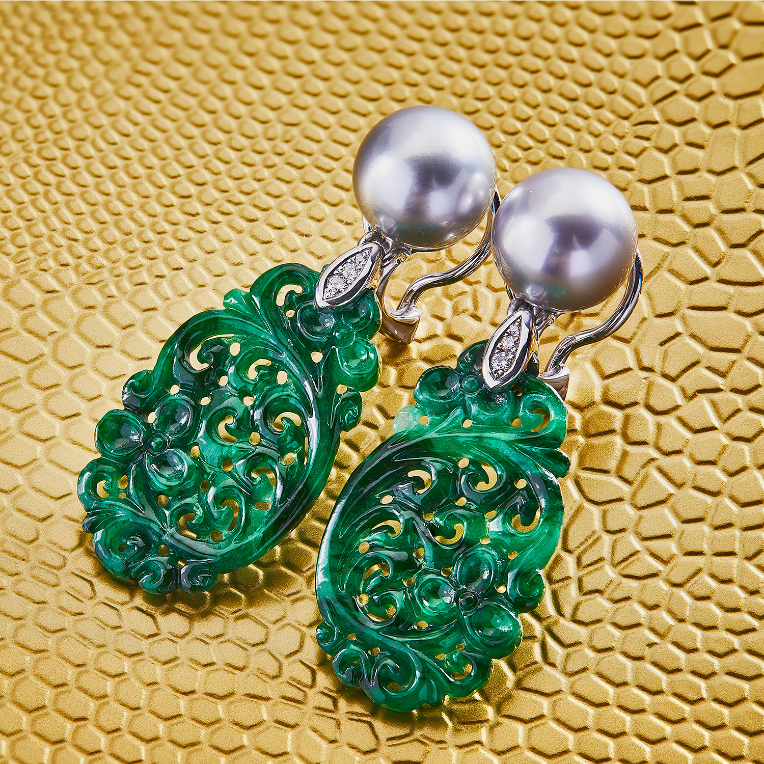 Ohrclip in Weissgold mit grüner Jade-Schnitzerei und grauen Tahiti-Perlen, Messerer Juwelier Zürich