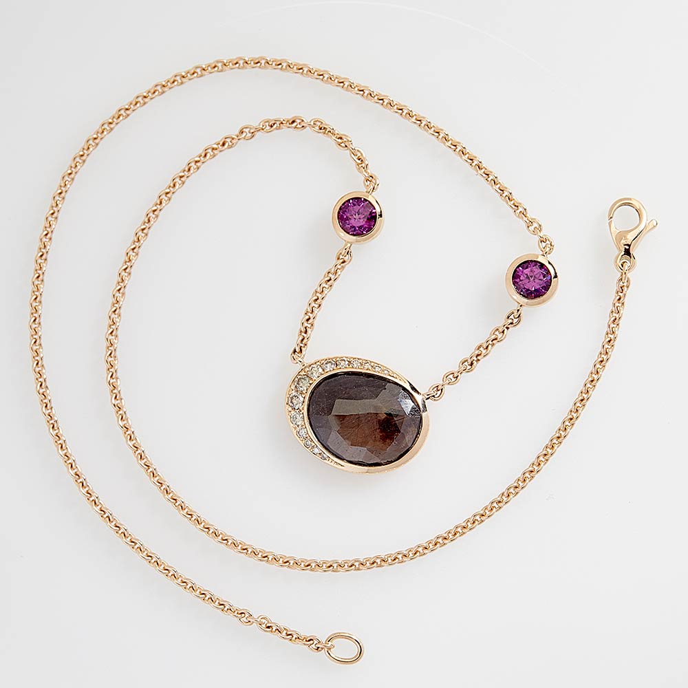 Collier "Cleo" in Roségold mit purple Granaten, Brillanten und Saphir, Messerer Juwelier Zürich