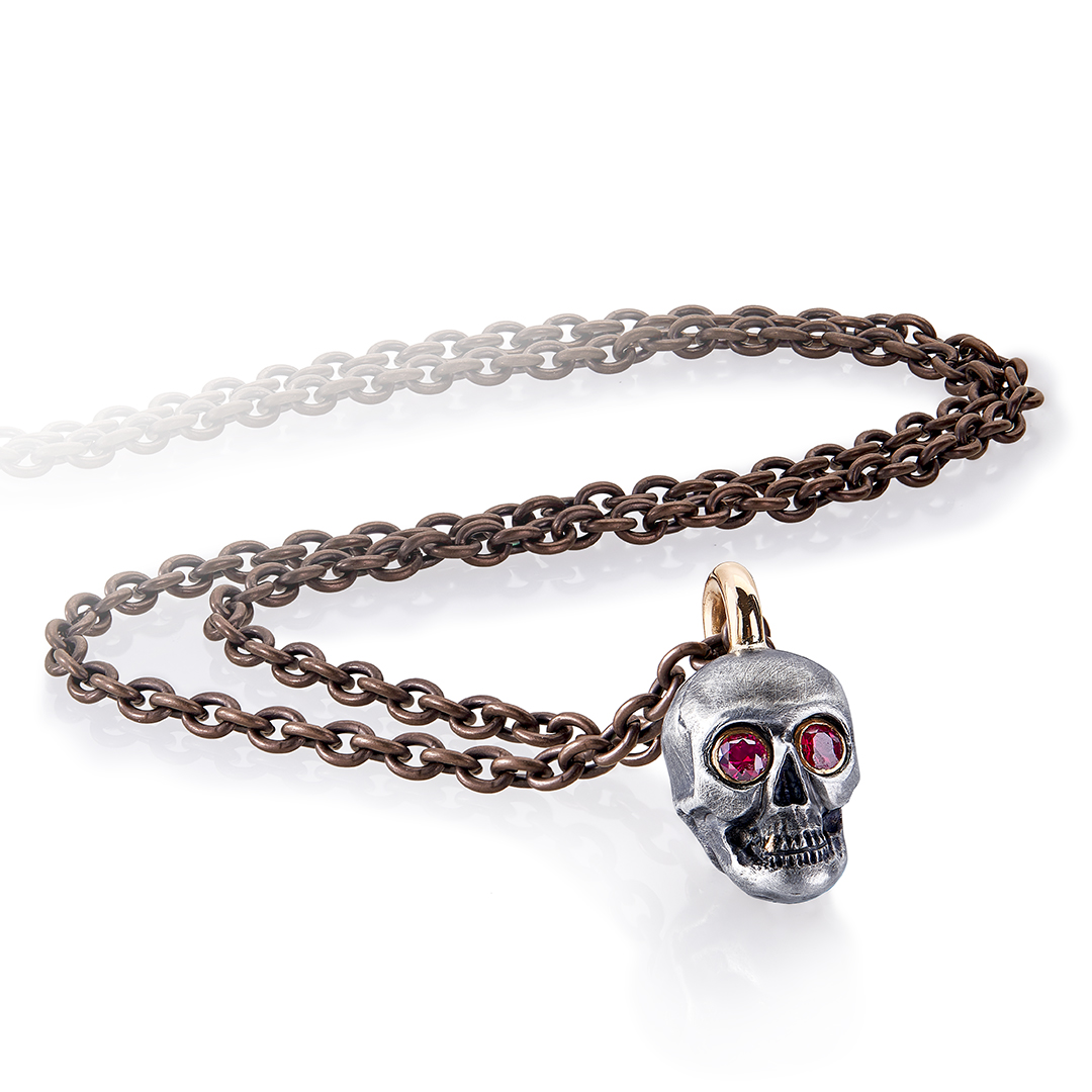 Anhänger "Skull" in Silber mit Rotgold und 2 Rubin-Augen, Messerer Juwelier Zürich