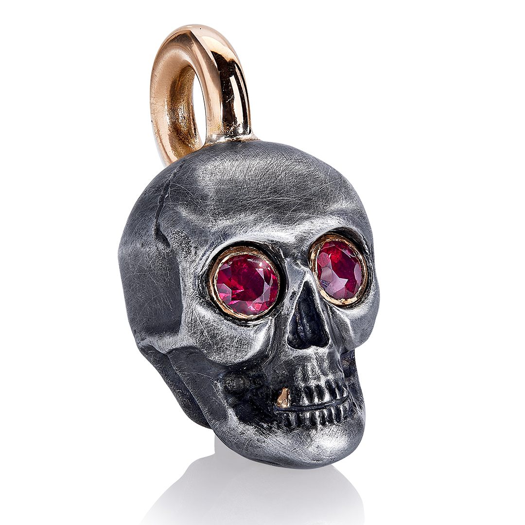 Anhänger "Skull" in Silber mit Rotgold und 2 Rubin-Augen, Messerer Juwelier Zürich