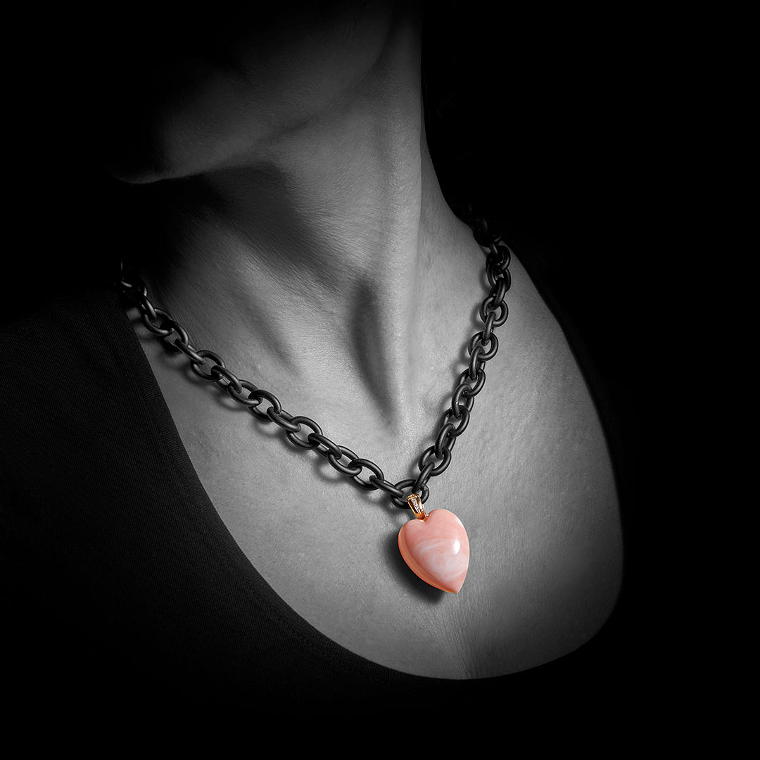 Anhänger mit rosa Koralle-Herz und Brillant-Klappöse in Roségold, Messerer Juwelier Zürich