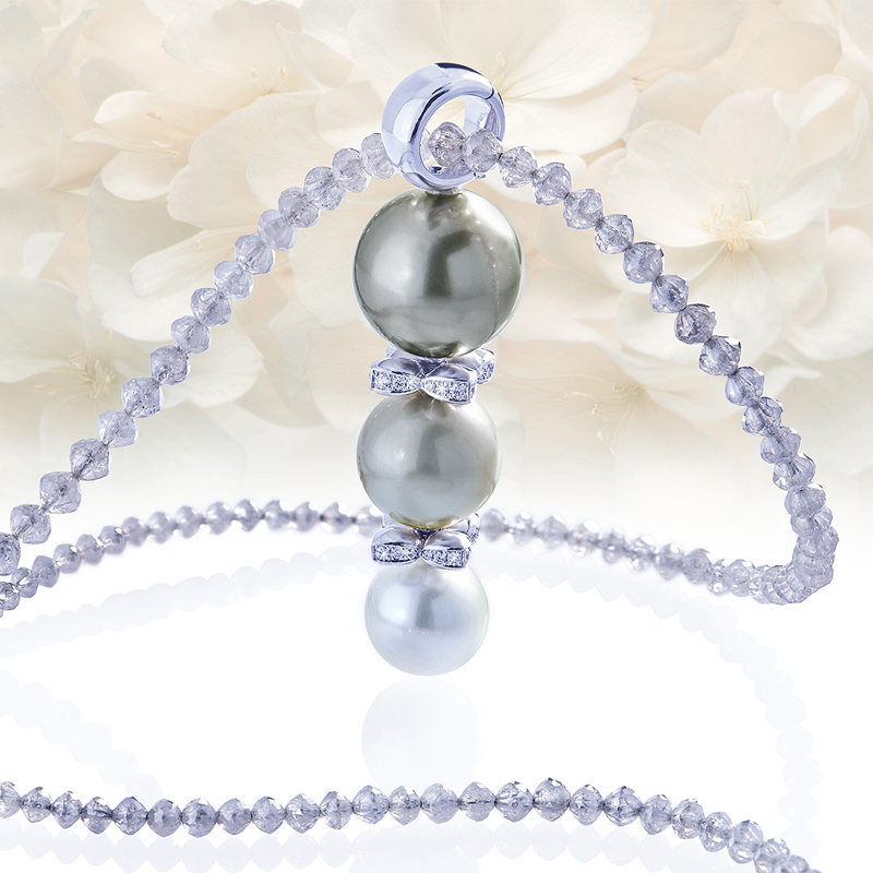 Anhänger mit Tahitiperlen und Blüten mit 48 Brillanten 0,40ct., Messerer Juwelier Zürich