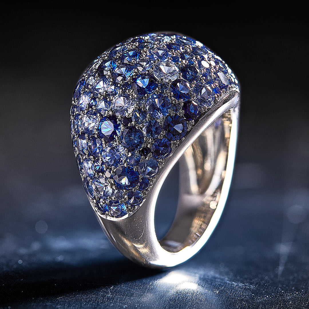 Cocktail-Ring "Bella" in Platin mit Saphiren in verschiedenen Blautönen, Messerer Juwelier Zürich