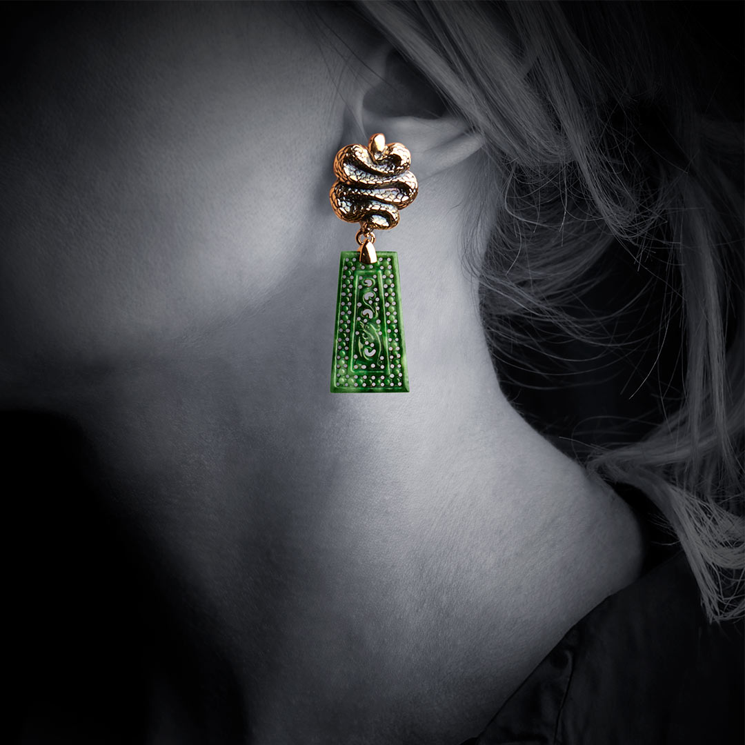 Ohrring "Auramis" in Roségold mit grüner Jade-Schnitzerei, Messerer Juwelier Zürich