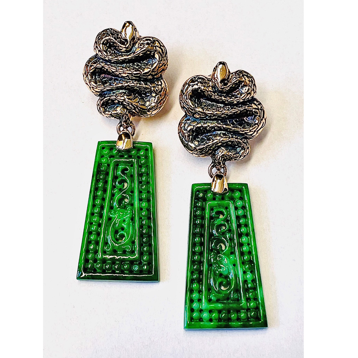 Ohrring "Auramis" in Roségold mit grüner Jade-Schnitzerei, Messerer Juwelier Zürich