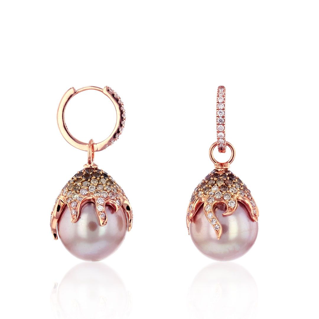 AURONOS Perlen Ohrhänger 18K Roségold mit 192 braunen Diamanten 1.52ct / 20 weisse Diamanten 0.11ct und Ming-Perlen 11-12mm