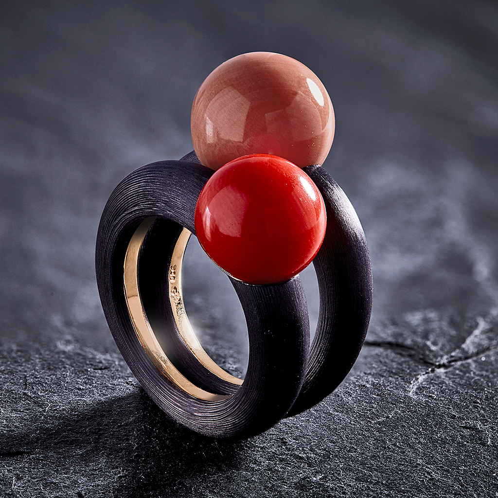 Carbon-Ring mit Gelbgold und roter Koralle, Messerer Juwelier Zürich