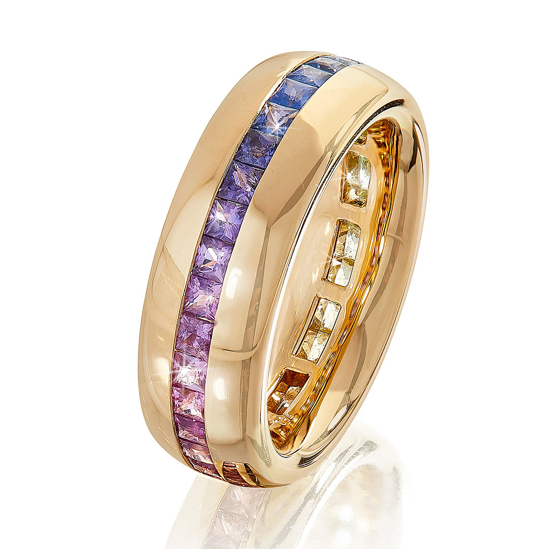 Alliance in Gelbgold mit Saphiren in Regenbogenfarben, Messerer Juwelier Zürich