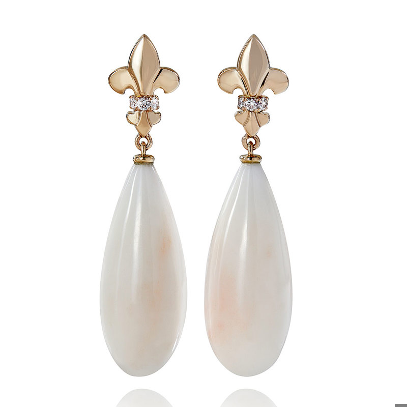 Ohrhänger "Fleur de Lys" in Rotgold mit Brillanten und hellrosa-weissen Korallen.