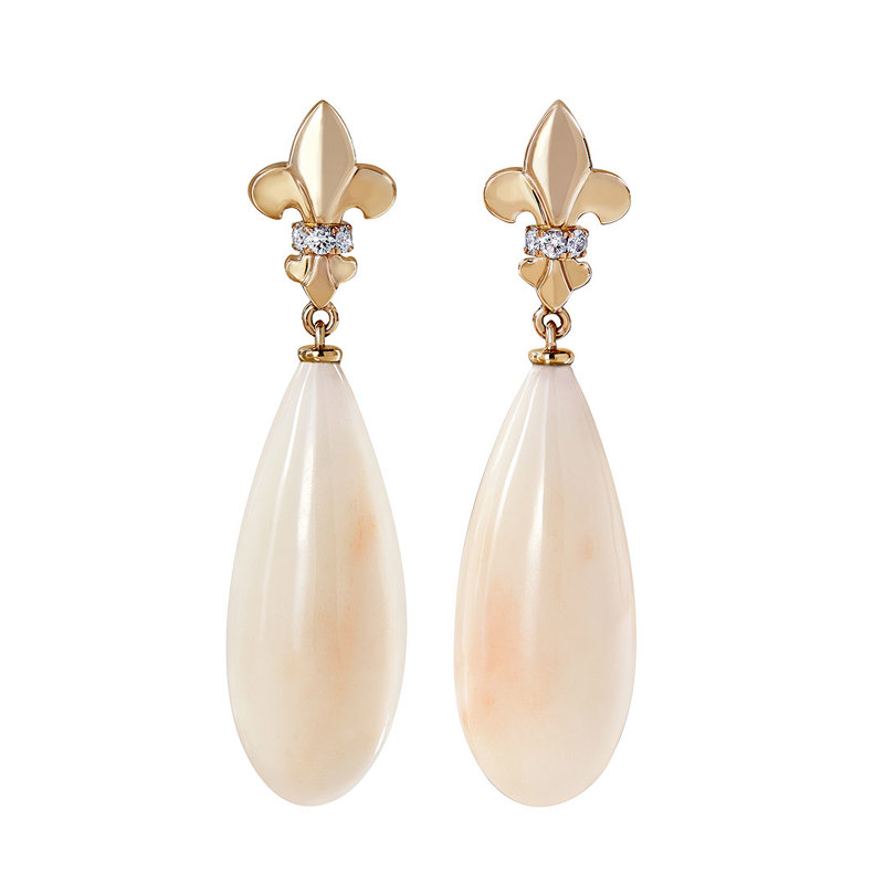 Ohrhänger "Fleur de Lys" in Rotgold mit Brillanten und hellrosa-weissen Korallen.