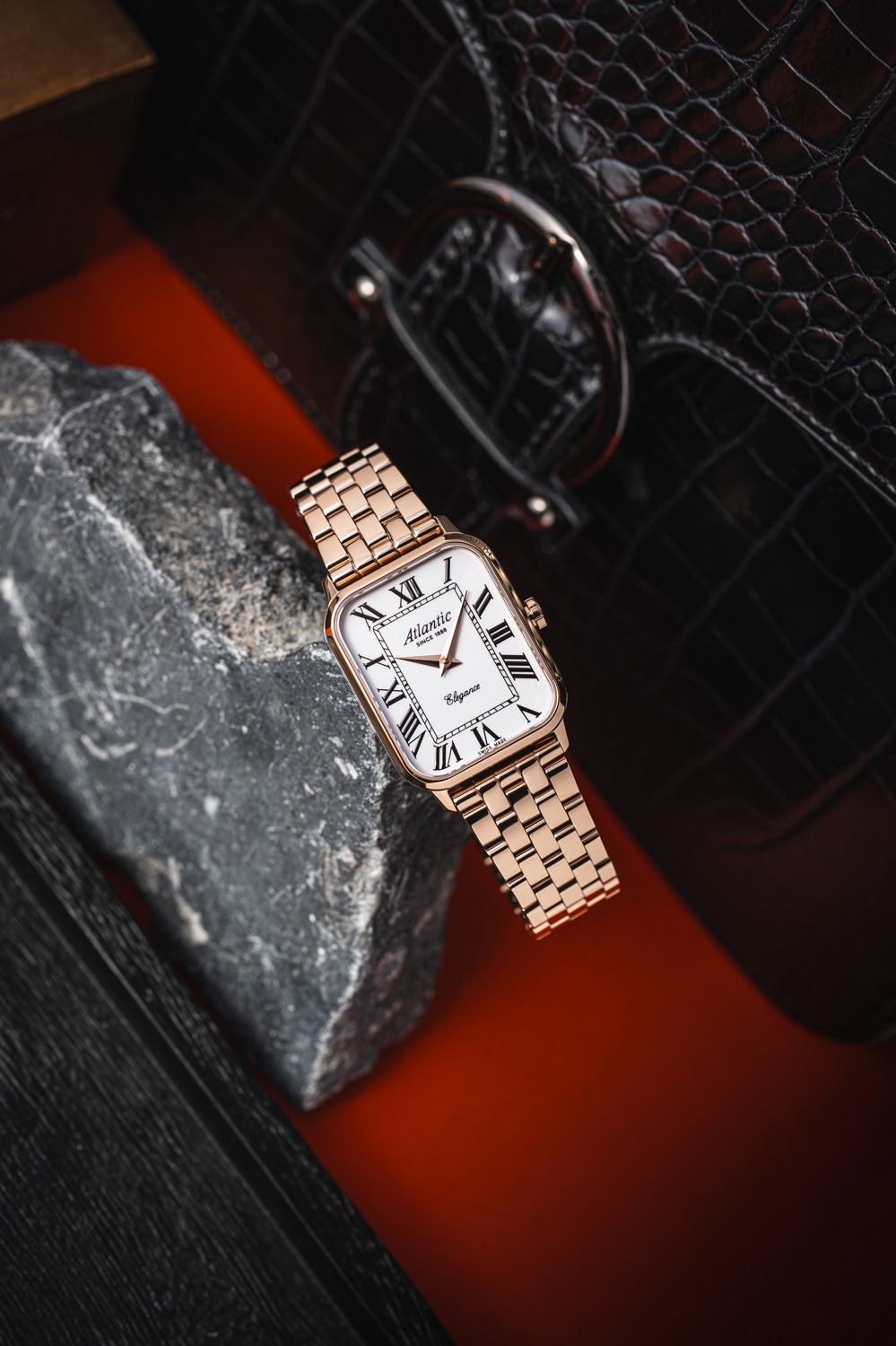 Atlantic Elegance Belle Rose Gold PVD avec chiffres romains et bracelet en acier inoxydable