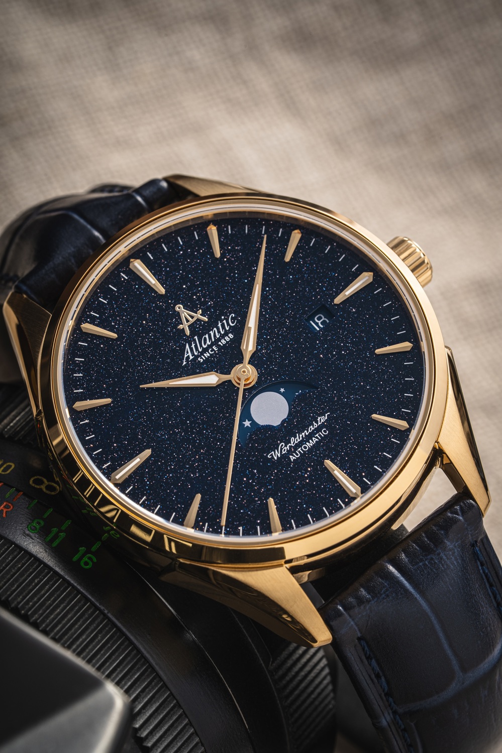 Atlantic Worldmaster Nightsky Moonphase Gelbgold PVD mit blauem Aventurin-Zifferblatt und Lederarmband
