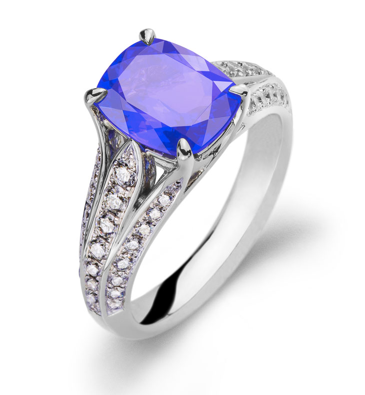 AURONOS Prestige Ring Weissgold 18K mit einem Tansanit 3.06ct und 52 Diamanten 0.68ct